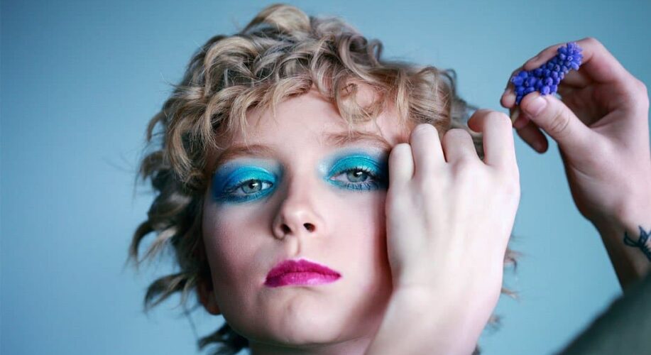 Tendance : le maquillage bleu électrique pour les yeux