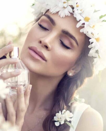 femme sensuelle avec un parfum