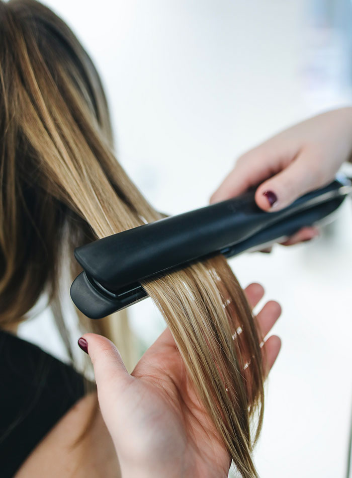 Lissage des cheveux avec un lisseur vapeur