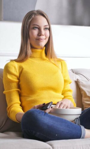 Femme en train de regarder un film de noël