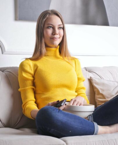 Femme en train de regarder un film de noël