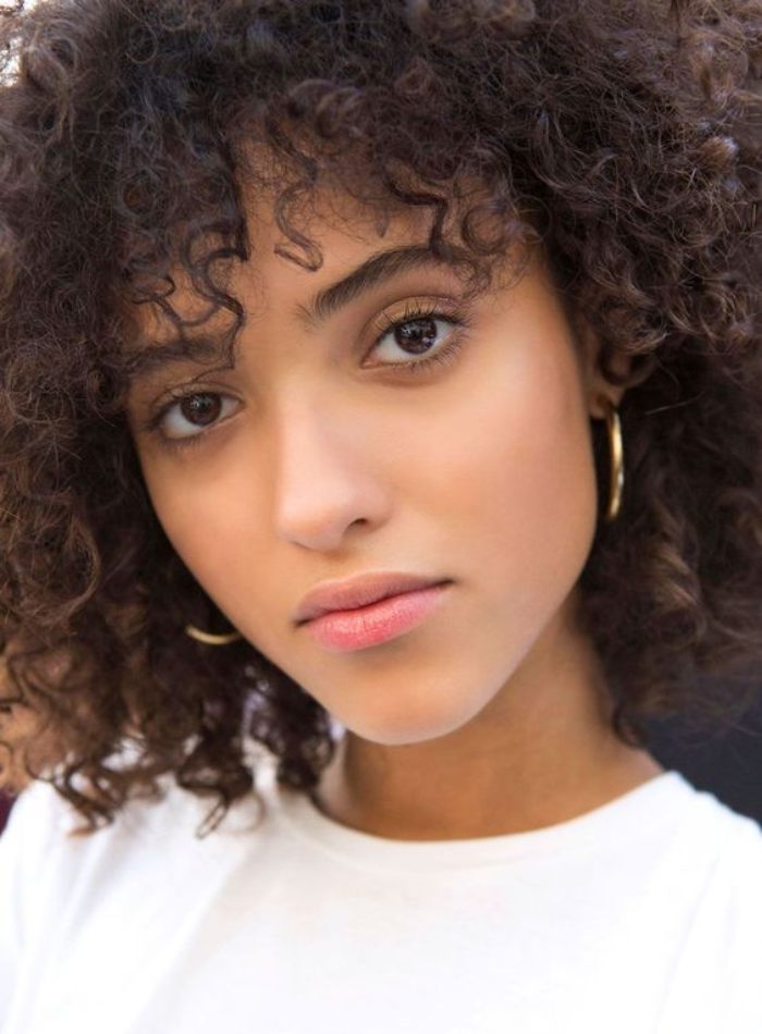 femme cheveux boucles