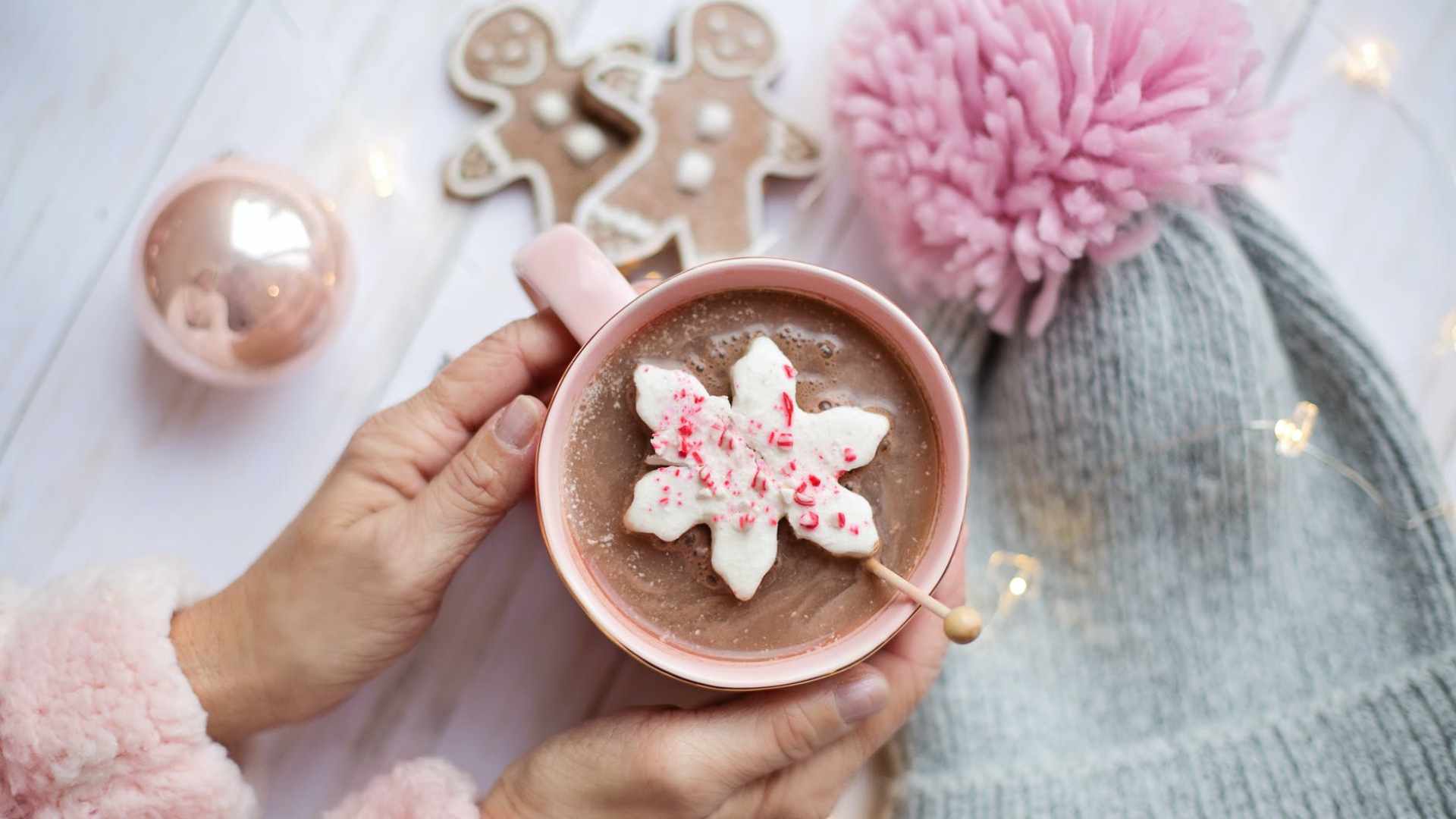 chocolat chaud devant un film de noël