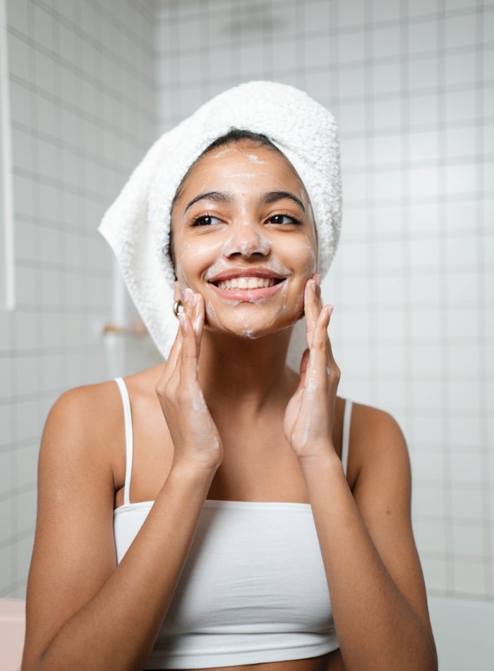 masque beauté devant un film de Noël