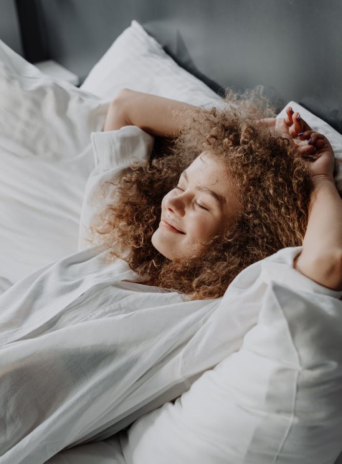 Femme en train de sourire après un rêve