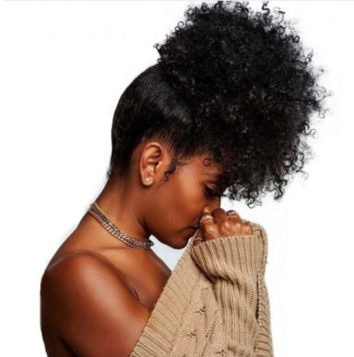 femme cheveux attachés afro