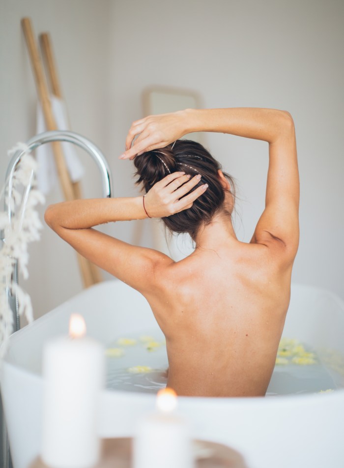 Femme en train de se faire un hammam à la maison