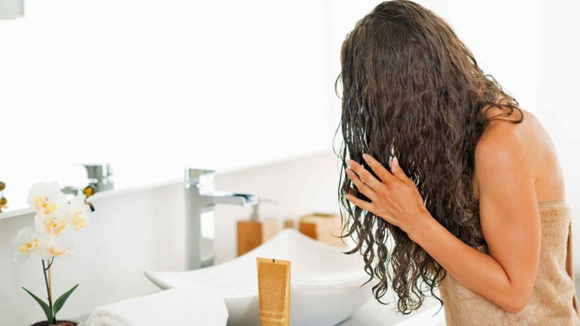 utilisez un après shampoing pour renforcer votre chevelure