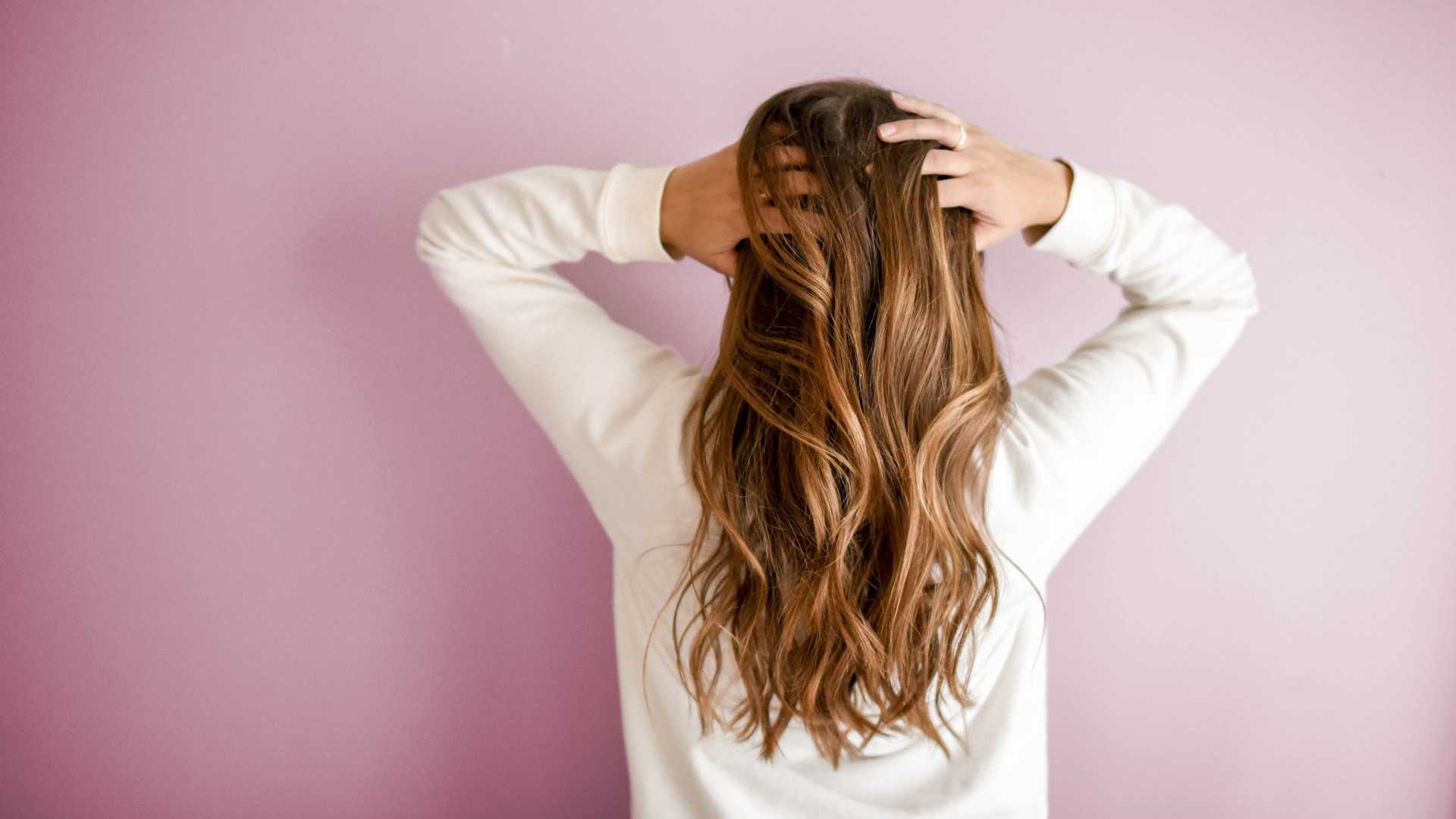 Masser son crâne pour accélérer la pousse des cheveux