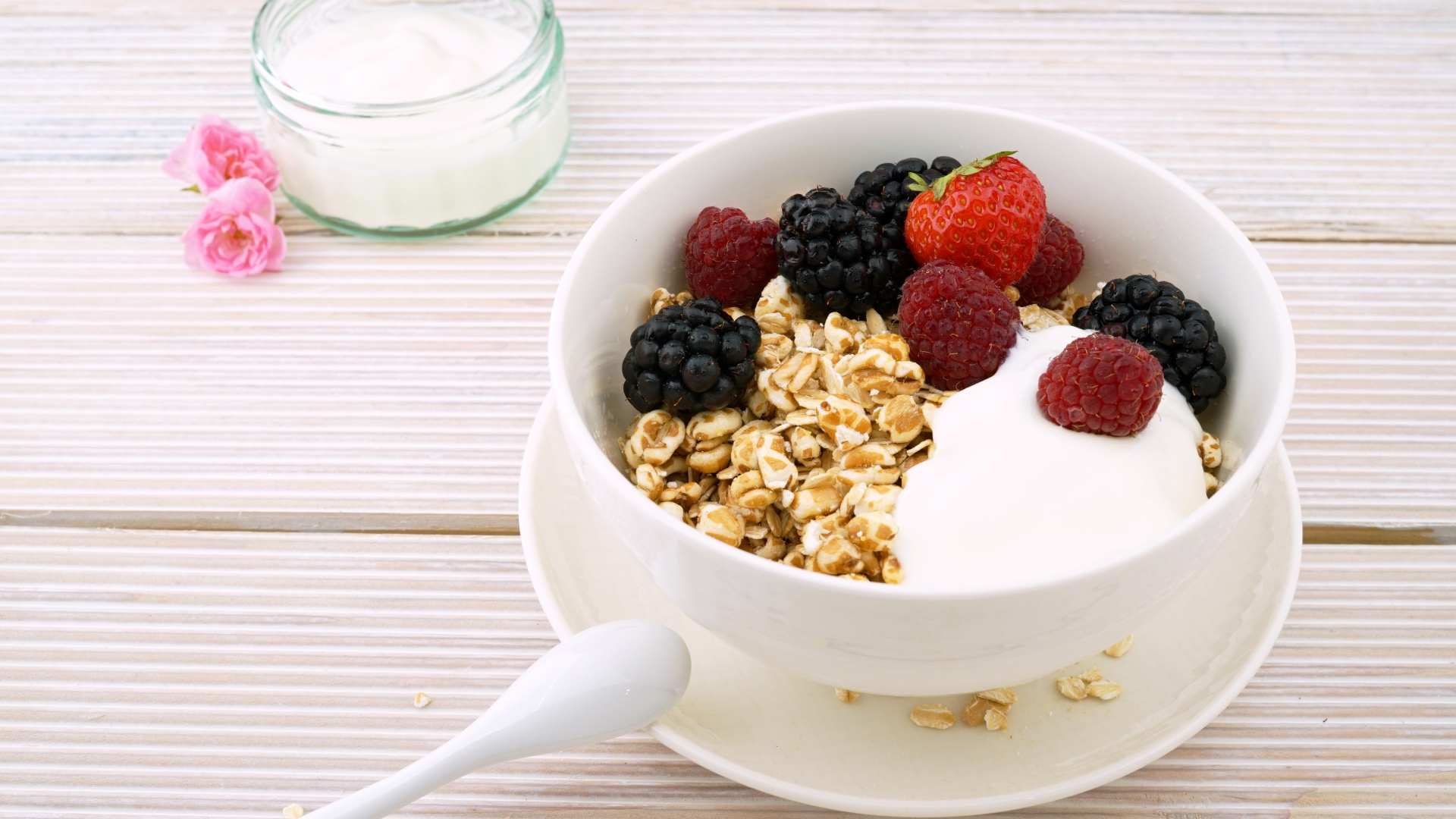 petit déjeuner sucré avec du yaourt