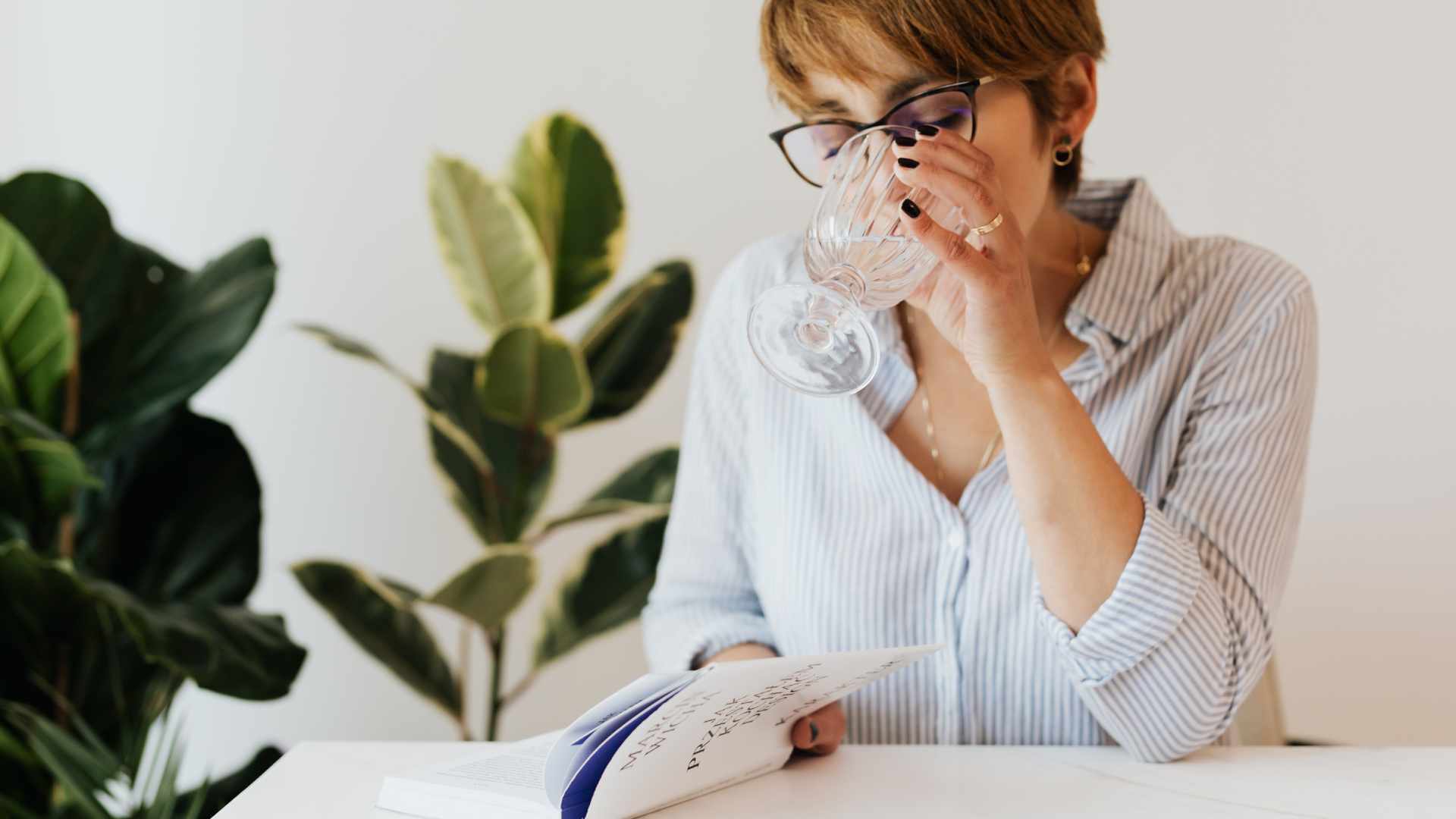 Boire de l'eau pour entretenir le microbiome de la peau