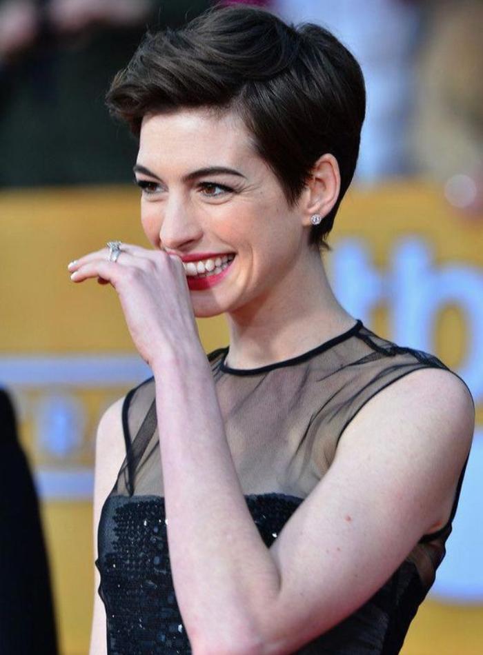 Anne Hathaway avec une coupe de cheveux pixie