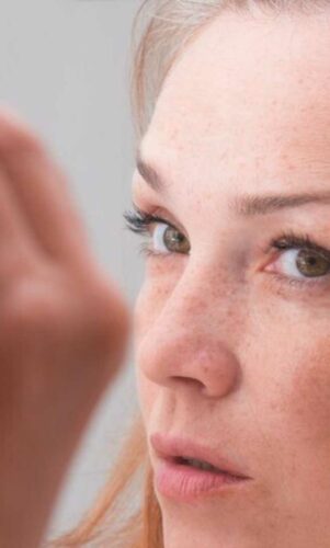 Femme qui souhaite cacher les cheveux blancs