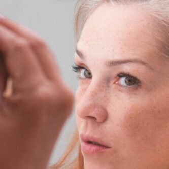 Femme qui souhaite cacher les cheveux blancs