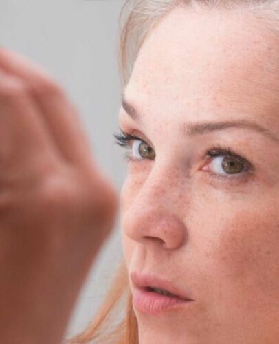 Femme qui souhaite cacher les cheveux blancs