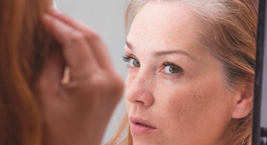 Femme qui souhaite cacher les cheveux blancs