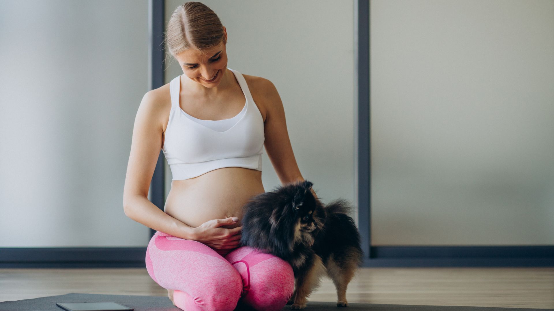 femme enceinte avec son chien